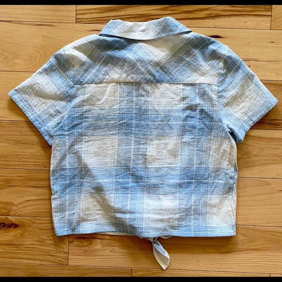 Universal Thread Button-Up Top - Picture 3 of 4